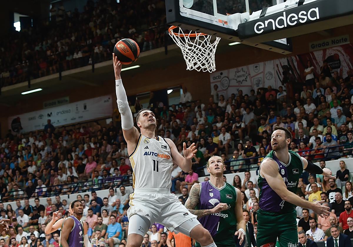 El alero croata Mario Hezonja anota cerca del aro en la final de la Supercopa Endesa que el Real Madrid conquistó en Murcia.