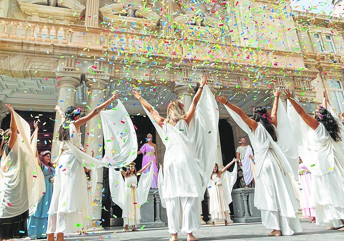 Un grupo de festeros, ayer en el escenario del Palacio Consistorial, encarnando a los dioses romanos Apolo, Juno y Jano y danzando, en el llamado Dies Lustricus.