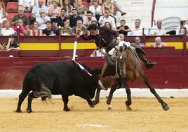 Diego Ventura coloca una banderilla durante una de sus faenas ayer en la plaza de toros de Murcia, donde triunfó con tres orejas y un rabo.