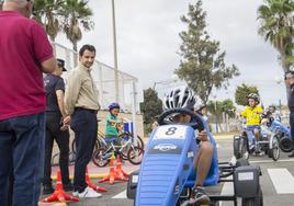 El alcalde, Eduardo Dolón, observa a los niños montados en sus triciclos.