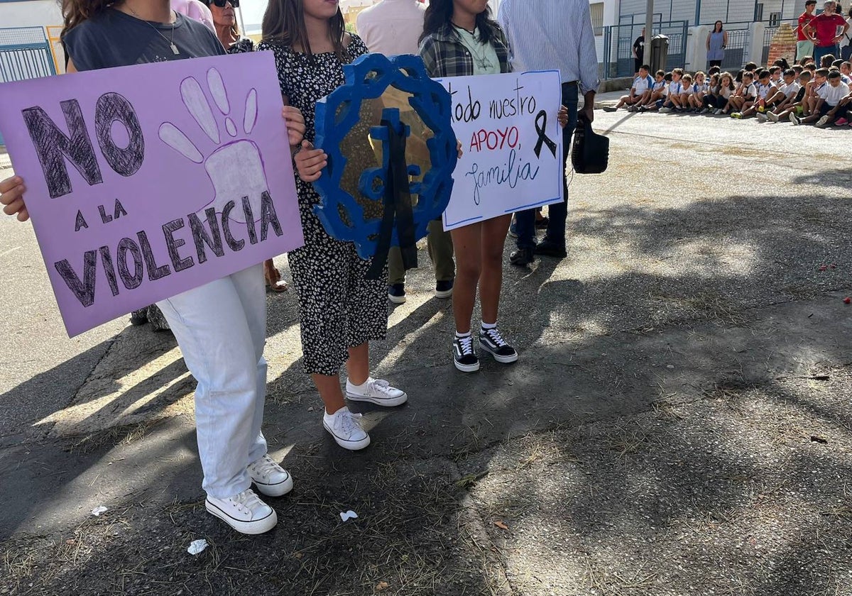 El alumnado de Cristo Crucificador de Cieza se concentra en el patio del colegio