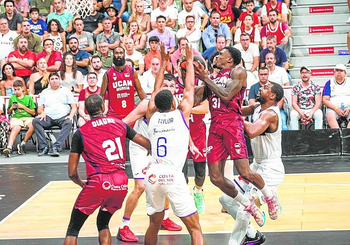Dylan Ennis, con el balón, salta para lanzar a canasta en el partido de la Supercopa que enfrentó al UCAM con el Unicaja el pasado sábado.