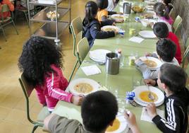 Niños en un comedor escolar en una imagen de archivo.