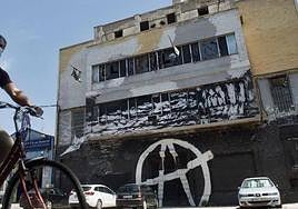 Nave ocupada con pintadas del movimiento Okupa en la fachada, en Murcia, en una imagen de archivo.