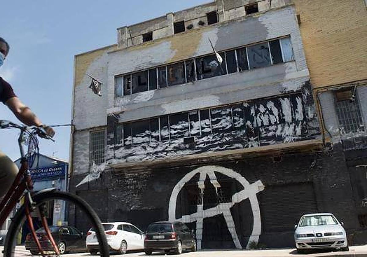 Nave ocupada con pintadas del movimiento Okupa en la fachada, en Murcia, en una imagen de archivo.