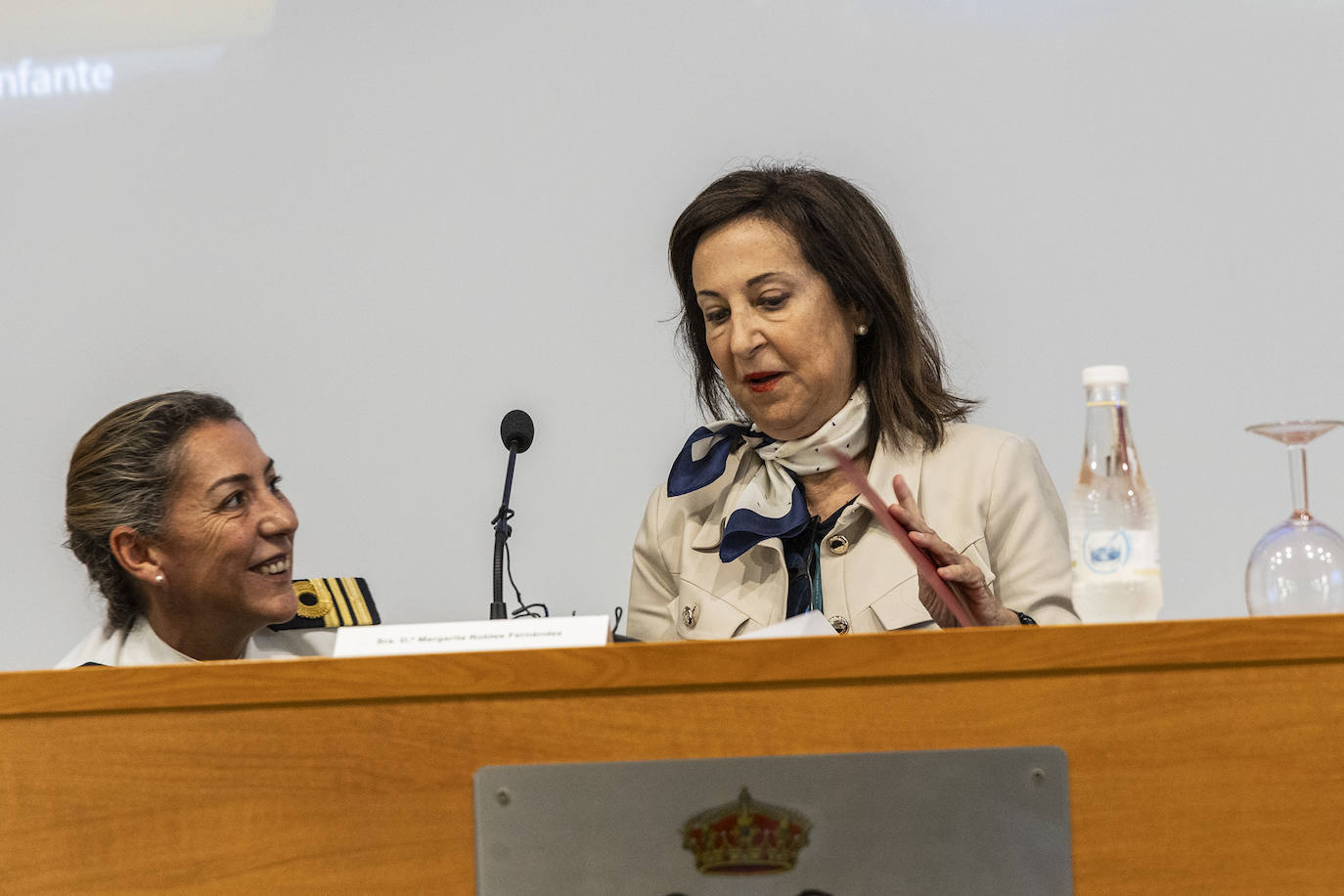 La visita de la ministra Robles a la inauguración del curso académico de la AGA, en imágenes