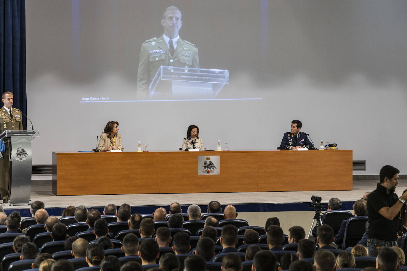 La visita de la ministra Robles a la inauguración del curso académico de la AGA, en imágenes