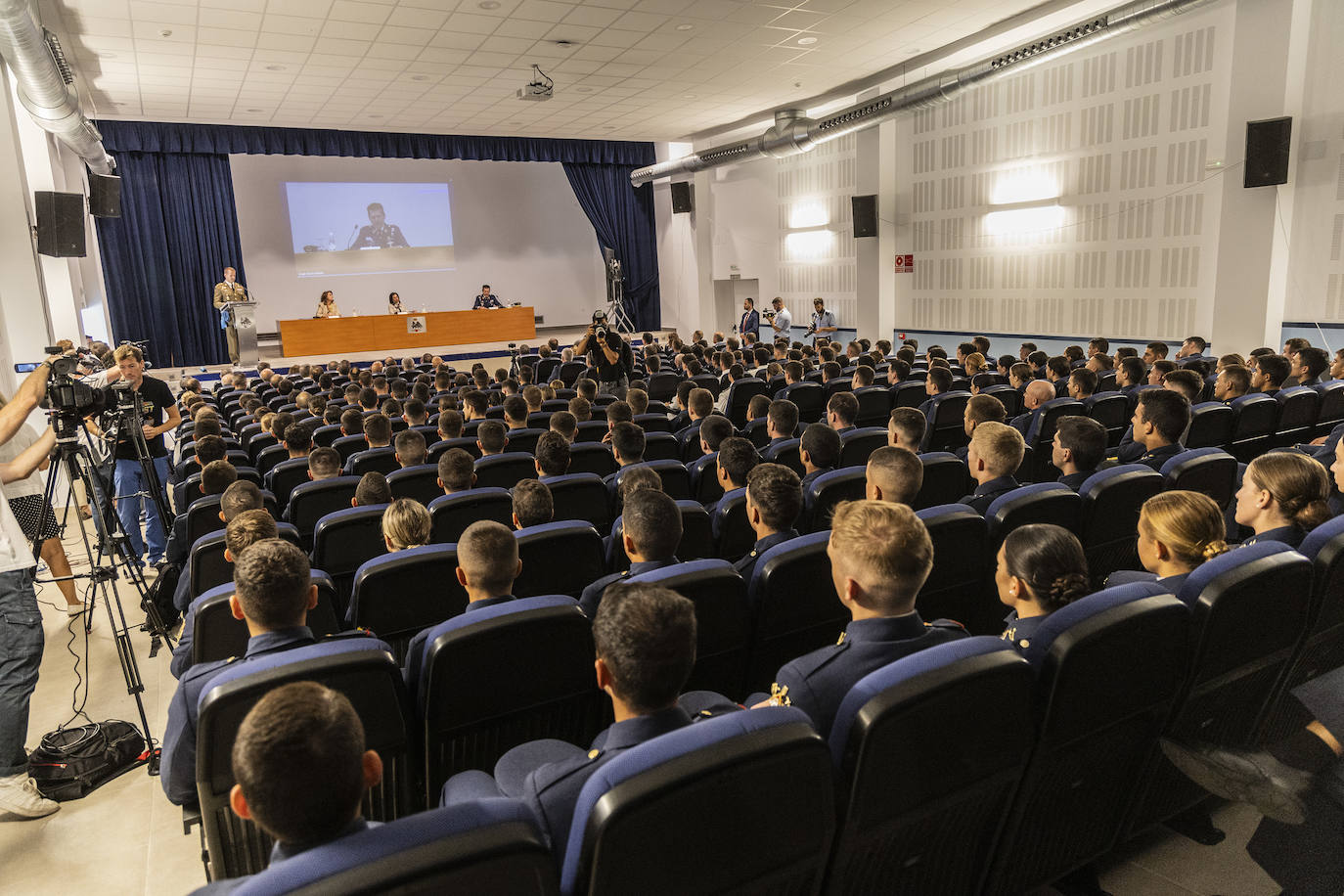 La visita de la ministra Robles a la inauguración del curso académico de la AGA, en imágenes