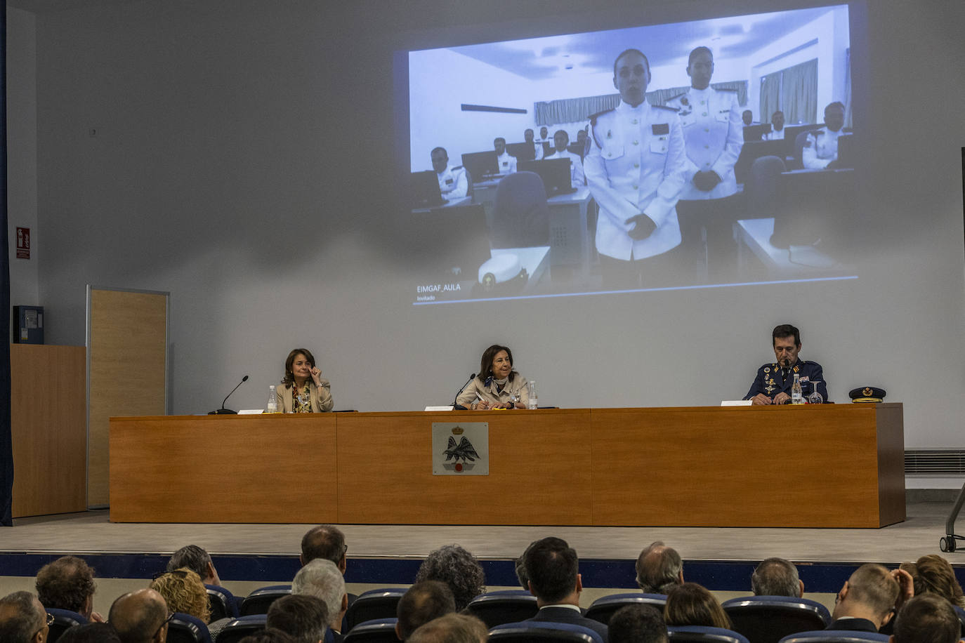 La visita de la ministra Robles a la inauguración del curso académico de la AGA, en imágenes