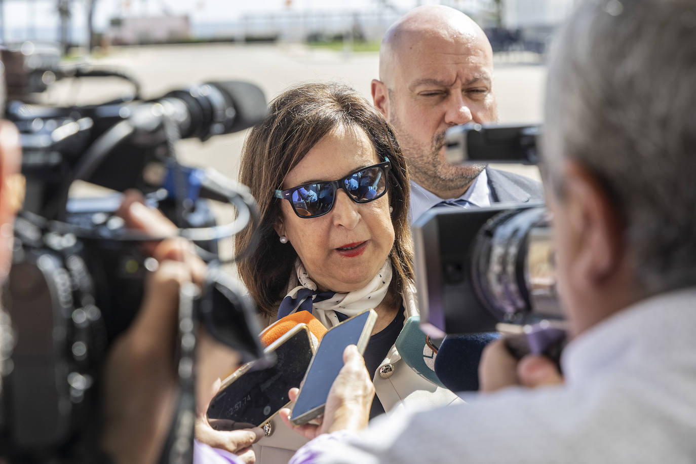 La visita de la ministra Robles a la inauguración del curso académico de la AGA, en imágenes