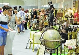 Visitantes observan la amplia exposición de piezas en el Desembalaje de Antigüedades, en la pasada edición.