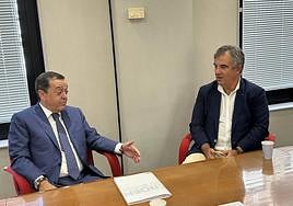 El presidente de la patronal, en su reunión este miércoles, con el consejero de Medio Ambiente, Juan María Vázquez.