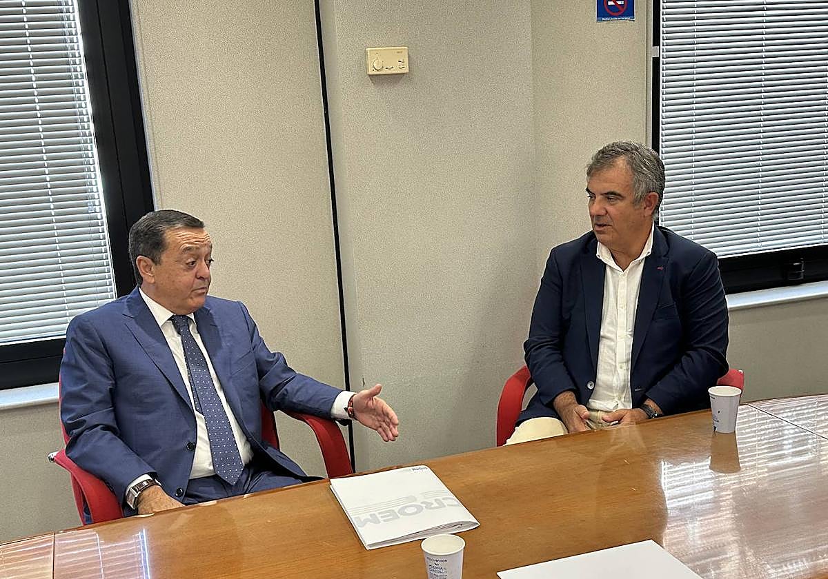 El presidente de la patronal, en su reunión este miércoles, con el consejero de Medio Ambiente, Juan María Vázquez.