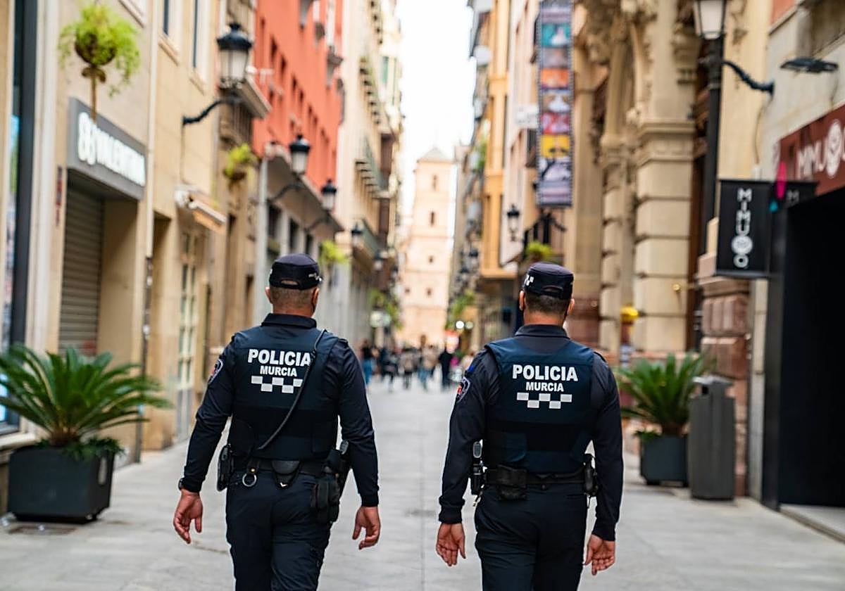 Dos agentes de la Policía Local de Murcia, en una imagen de archivo.