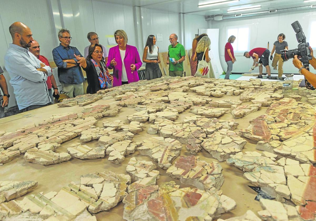 El Teatro Romano de Cartagena exhibirá un mural recuperado de su pórtico