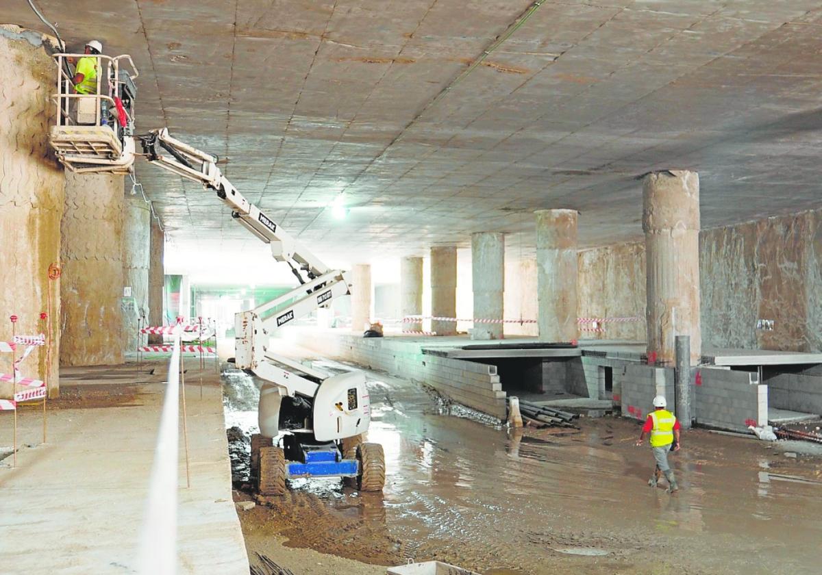 Estado de la construcción de los andenes en la nueva estación soterrada de Murcia, esta semana.