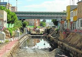 Obras del soterramiento de las vías del tren a su paso por la calle Orilla de la vía de Barriomar, en una imagen tomada ayer.