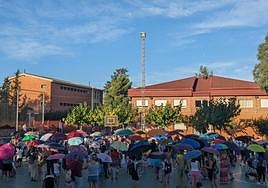 Protesta de los padres del colegio Virgen de la Fuensanta de La Alberca, este jueves en el patio del centro.