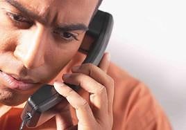 Una persona coge una llamada, en una imagen de archivo.