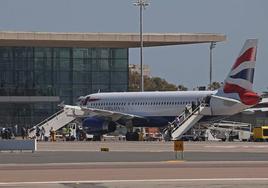 Un avión estacionado en el Aeropuerto, en una imagen de archivo.