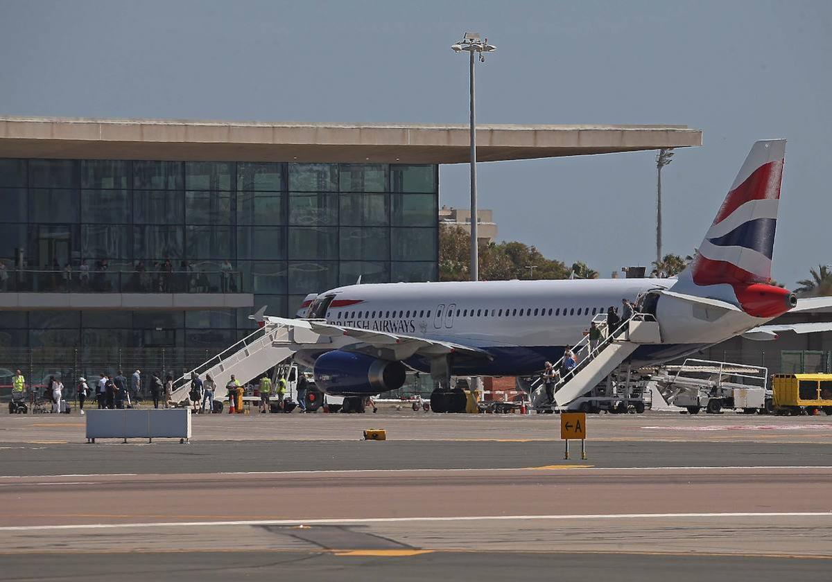 Un avión estacionado en el Aeropuerto, en una imagen de archivo.