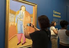 Una mujer fotografía una obra del artista Fernando Botero.