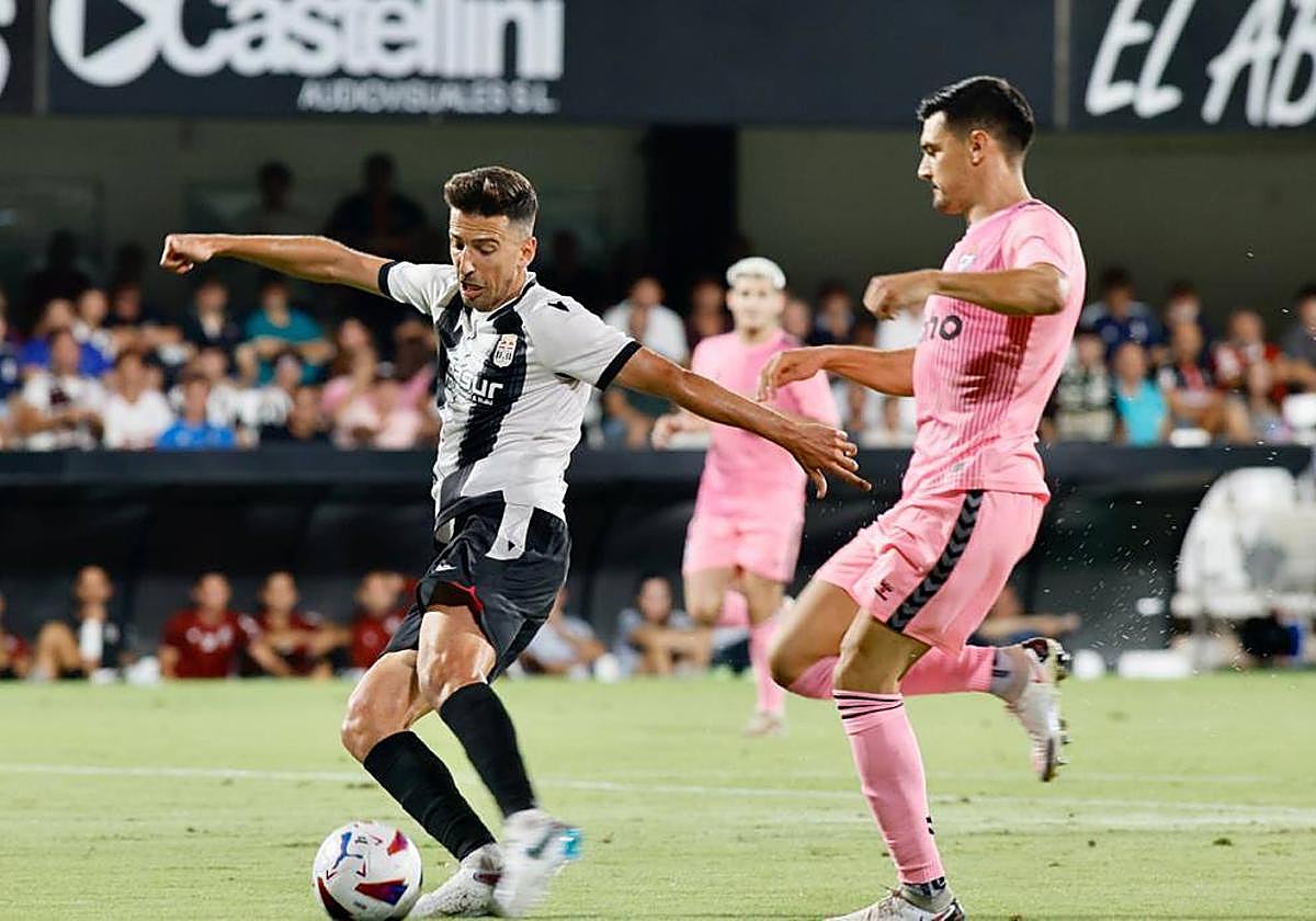Un momento del partido que enfrenta al Cartagena y al Eibar, este viernes.