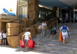Turistas entran a un hotel de La Manga este verano.