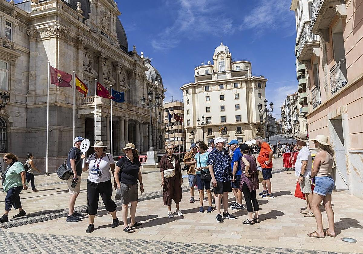 Turistas ayer por el centro de Cartagena.