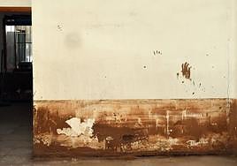 Un año después, una vivienda de Javalí Viejo continúa con las marcas de barro que muestran hasta dónde llegó el agua