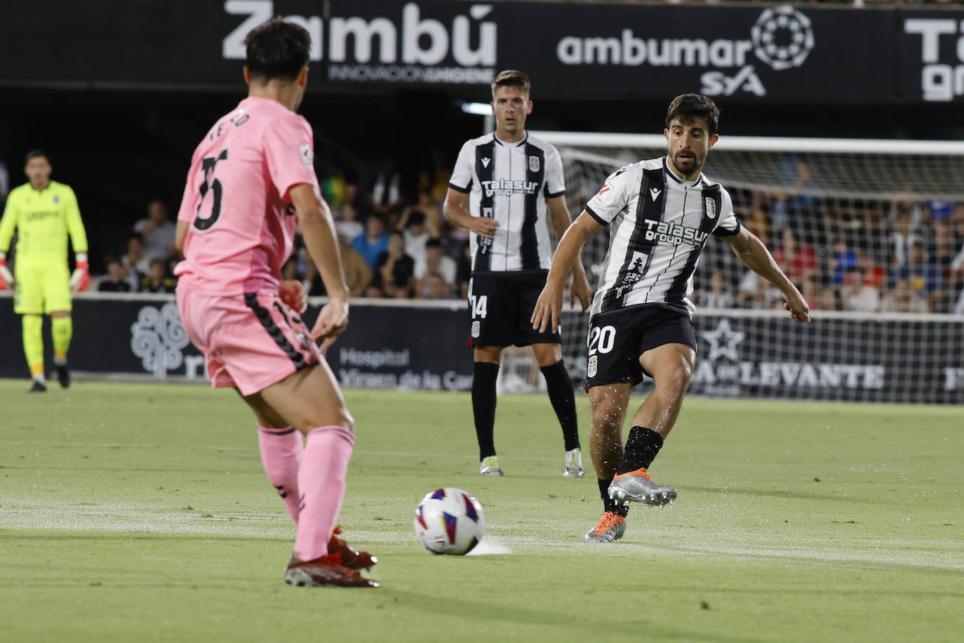 Jairo Izquierdo da un pase da un pase, anoche, antes de ser expulsado y condicionar la noche.