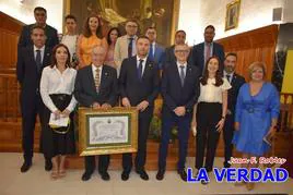 La Corporación Municipal y el consejero de Salud de la CARM posan junto a José Antonio Melgares en el Salón del Plenos del Ayuntamiento de Caravaca de la Cruz