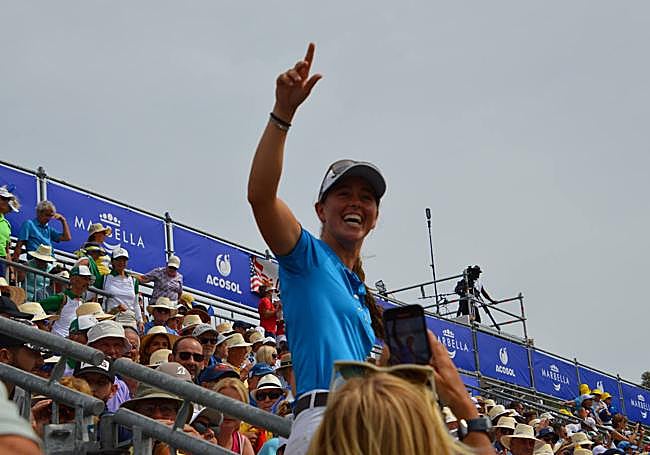 Nuria Iturrioz jaleando al público.