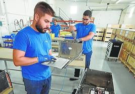 Trabajadores de la empresa en pleno proceso de fabricación de las baterías.