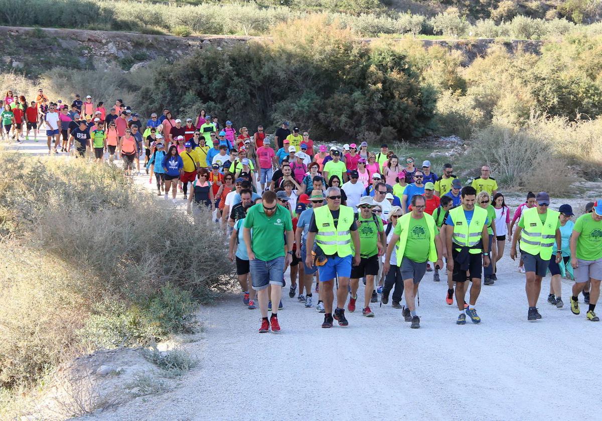 Senderistas realizan la ruta en una edición anterior de los Juegos Deportivos del Guadalentín.