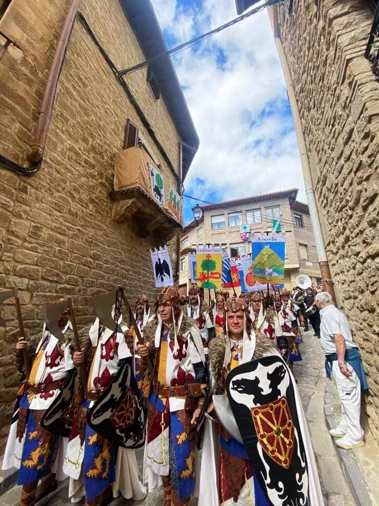 Caballeros y Damas de Navarra brillan en las Fiestas Medievales de Artajona