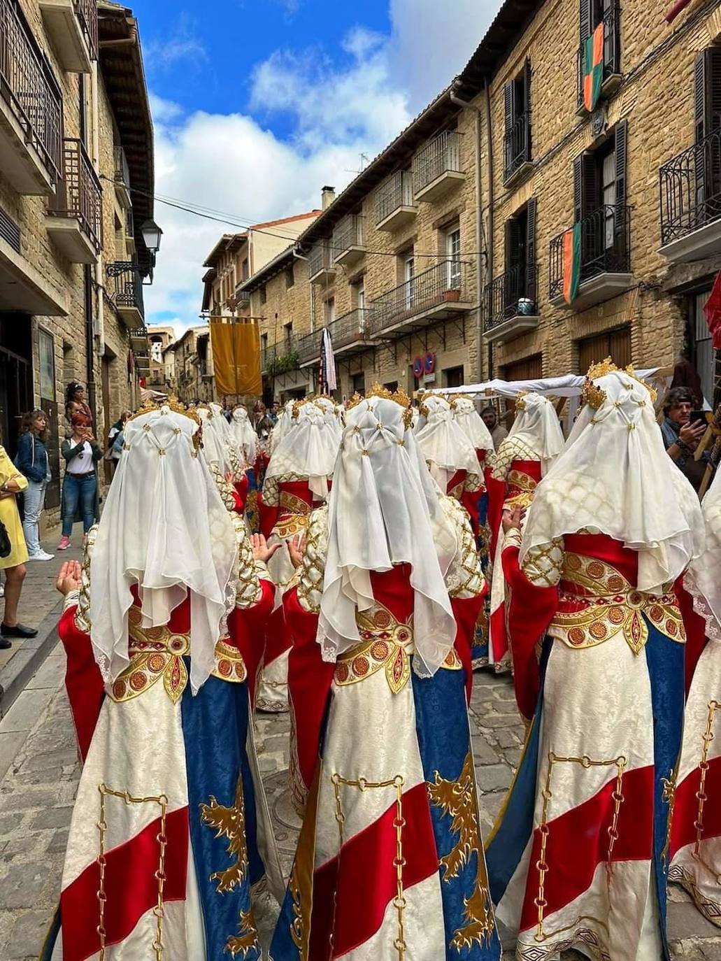 Caballeros y Damas de Navarra brillan en las Fiestas Medievales de Artajona