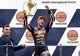 Pedro Acosta levanta el trofeo tras ganar la carrera del Gran Premio de la India.
