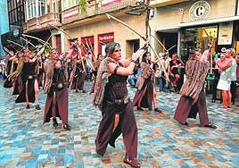 Guerreras apuntando con sus arcos y flechas durante el desfile general por la plaza de San Sebastián.