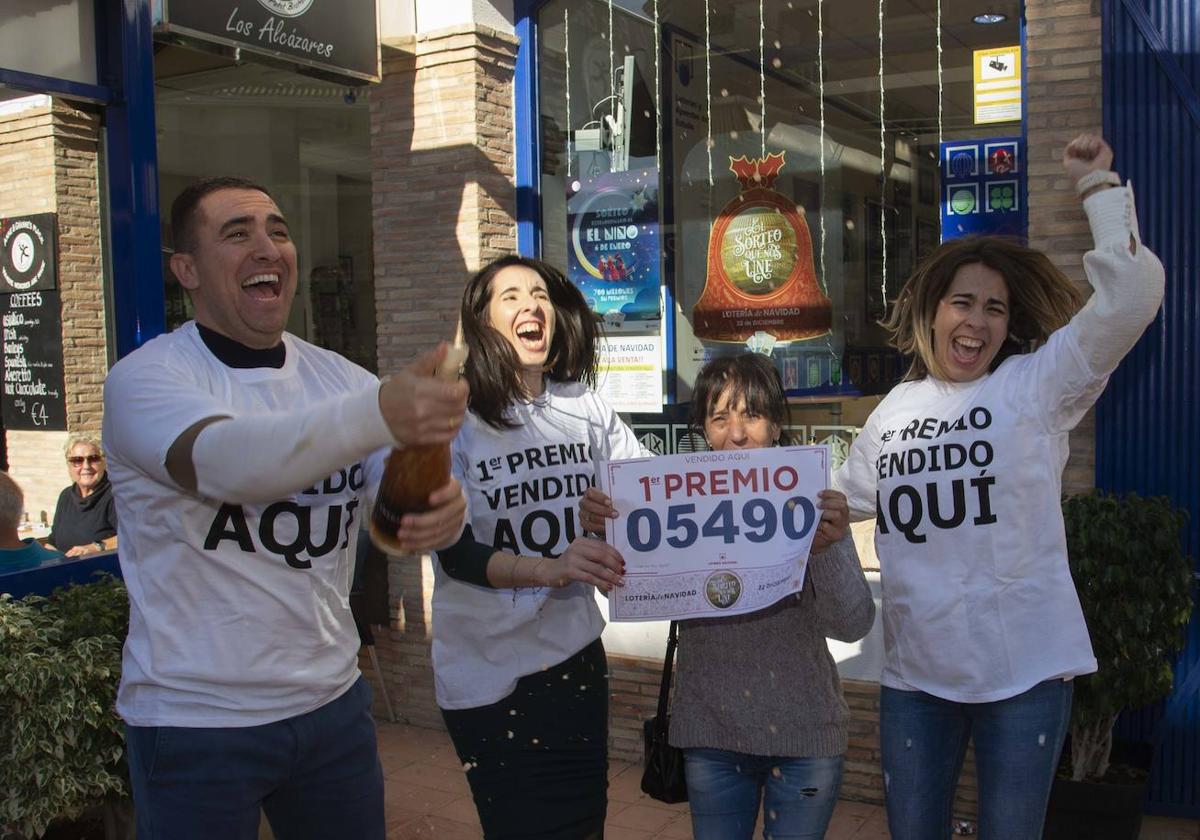 Cuatro personas celebran el Gordo de la Lotería de Navidad en los Narejos, en una imagen de archivo.