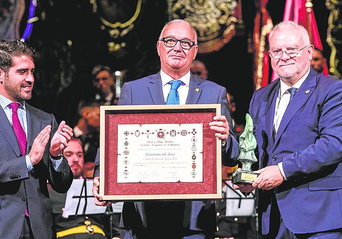 Carlos de Ayala recoge la distinción, ayer, en el Teatro Romea, flanqueado por el concejal Diego Avilés (i) y el presidente del Cabildo de Cofradías, José Ignacio Sánchez Ballesta.