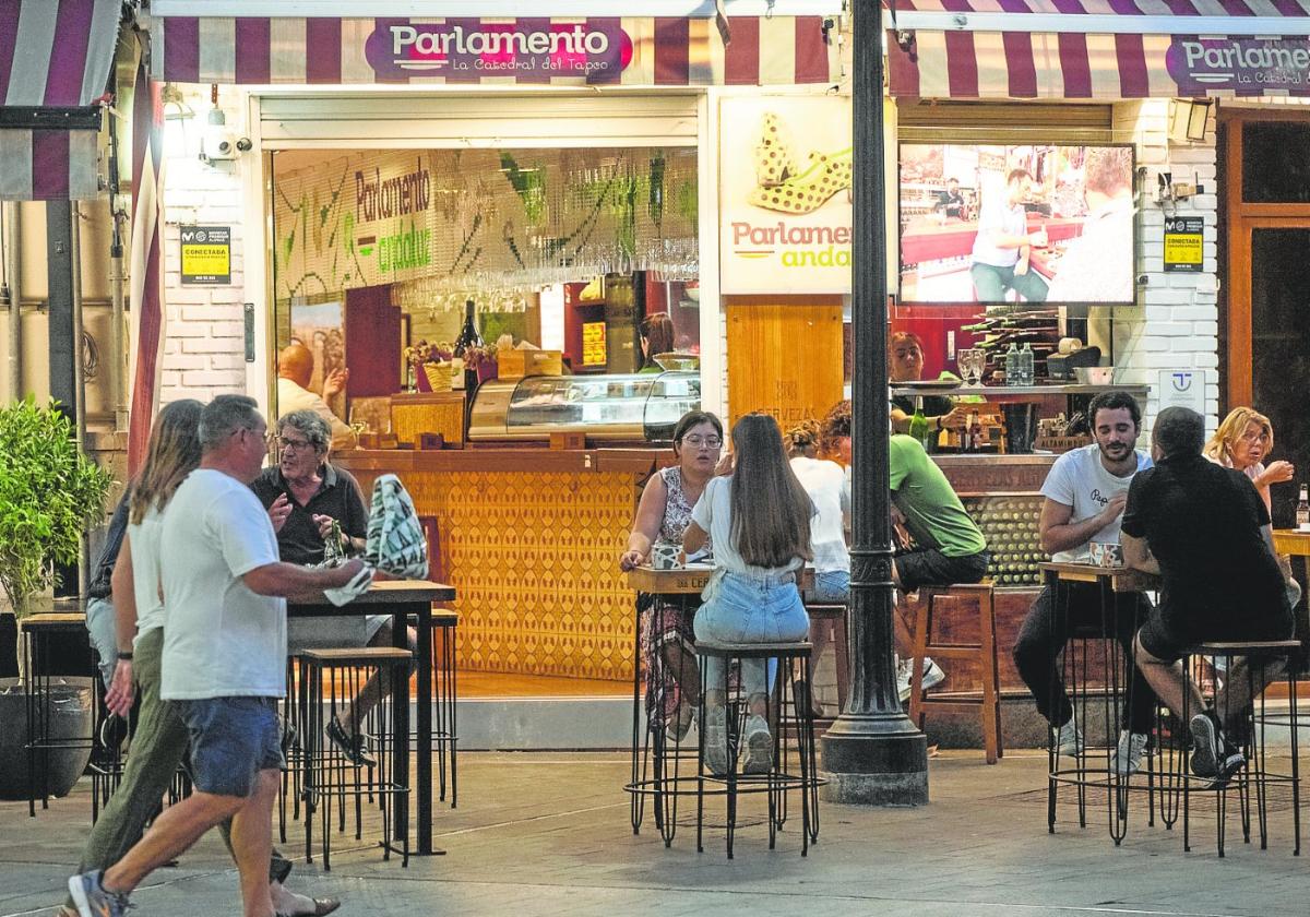 Clientes en la terraza de un restaurante de la plaza de las Flores, en Murcia, ayer.