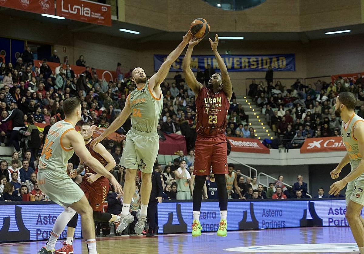 Imagen del duelo entre UCAM CB y Baskonia disputado en Murcia la temporada pasada.
