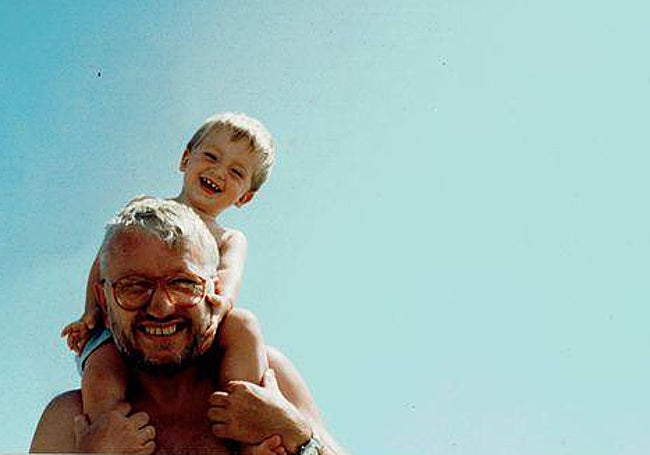 «La foto más bonita que tengo con mi padre es en esta playa [El Hoyo]. Tengo unos tres o cuatro años. Ambos estamos en bañador. Estoy subido a sus hombros. No se ve el mar, solo el cielo azul. El niño de tres años se parte de risa igual que su padre de cincuenta».