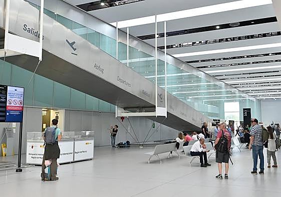 Viajeros en el aeropuerto de la Región, en una foto de archivo.