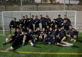 Los jugadores del Deportivo Murcia, en el campo de la pedanía de Los Ramos, en una foto tomada en mayo, tras clasificarse a la ronda previa de la Copa del Rey.