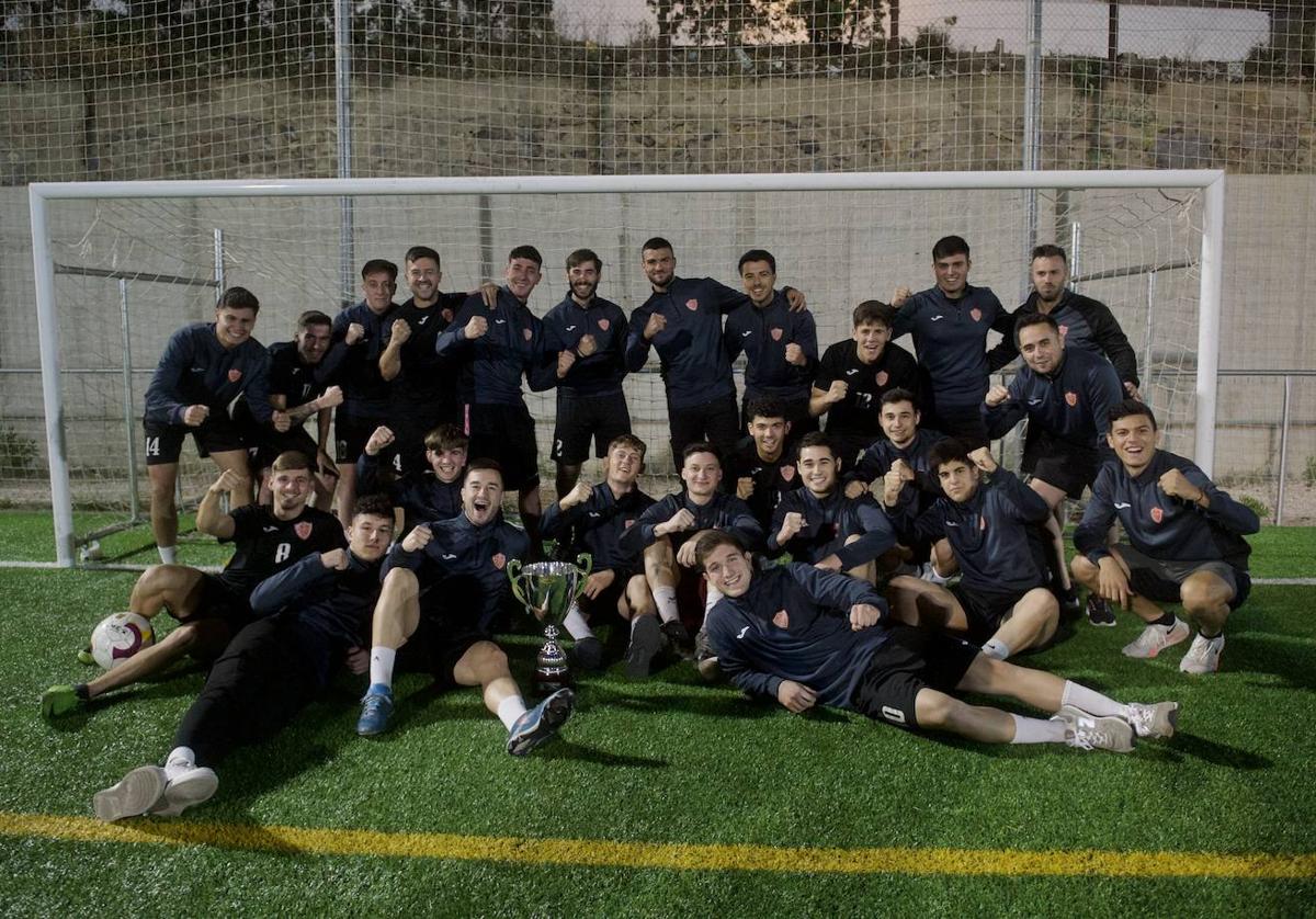 Los jugadores del Deportivo Murcia, en el campo de la pedanía de Los Ramos, en una foto tomada en mayo, tras clasificarse a la ronda previa de la Copa del Rey.