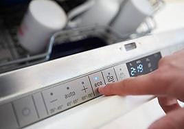 Cómo debes colocar los cubiertos en el lavavajillas para que no se estropeen.