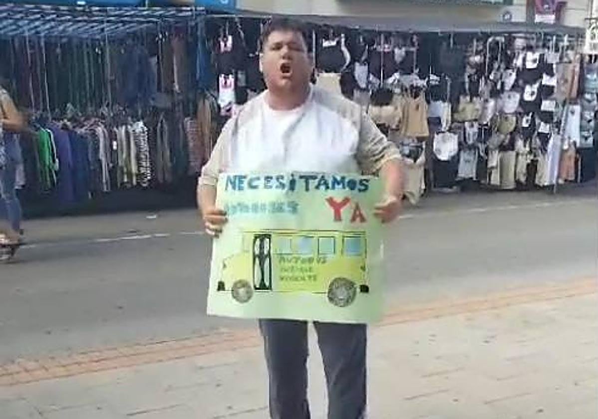 Pedro Hoyos, presidente del AMPA del colegio de educación especial Enrique Viviente de La Unión, tras ser desalojado del Pleno.