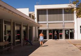 Acceso al centro de salud de Aguamarina, en Orihuela Costa.